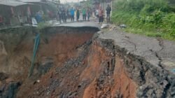 Tanggap Bencana, Polsek STM Hulu Bantu Aktifkan Jalur Alternatif Bersama Masyarakat