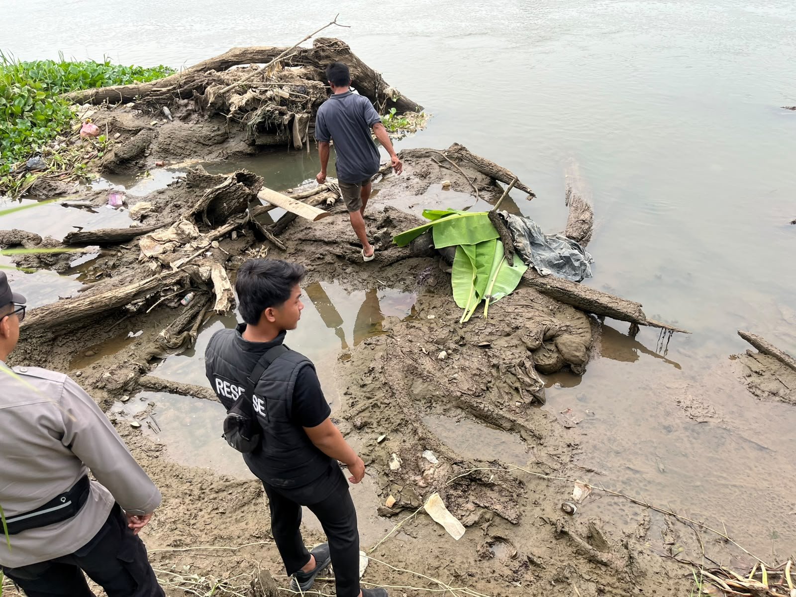 Dua Hari Pencarian, Personel Polsek Tanjung Raja, BPBD dan Keluarga Temukan Korban Hilang di Sungai Ogan Dua Hari Pencarian, Personel Polsek Tanjung Raja, BPBD dan Keluarga Temukan Korban Hilang di Sungai Ogan