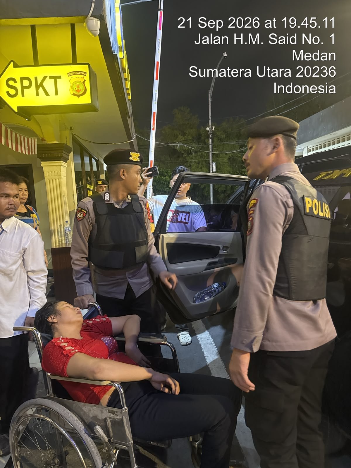 Boru Sihotang Pingsan di Polrestabes Medan Saat Antar Surat Aksi, Keluarga Pertanyakan Penanganan Laporan Sempat Cekcok Mulut !!! Boru Sihotang Pingsan di Polrestabes Medan Saat Antar Surat Aksi, Keluarga Pertanyakan Penanganan Laporan Sempat Cekcok Mulut !!!