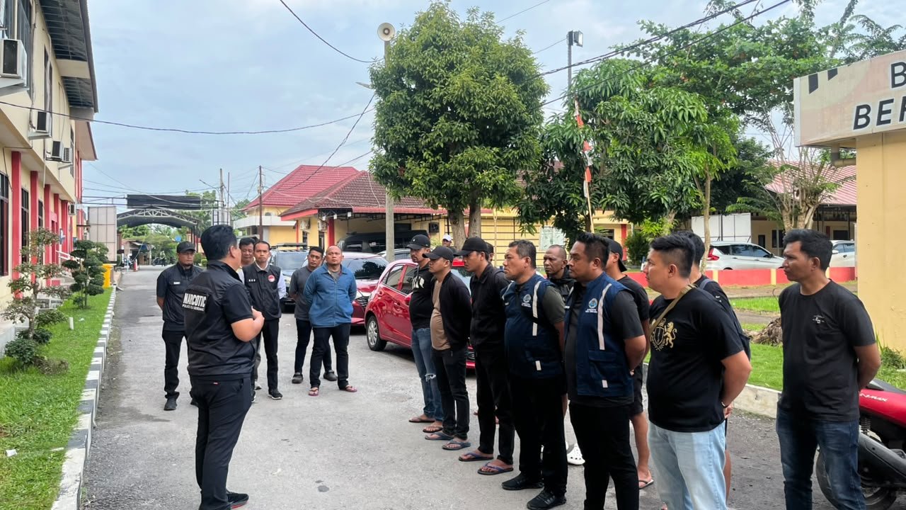 Gerebek Sarang Narkoba, Polresta Deli Serdang Bersama BNNK Berhasil Amankan Bandar dan Lima Pria Positif Sabu Gerebek Sarang Narkoba, Polresta Deli Serdang Bersama BNNK Berhasil Amankan Bandar dan Lima Pria Positif Sabu