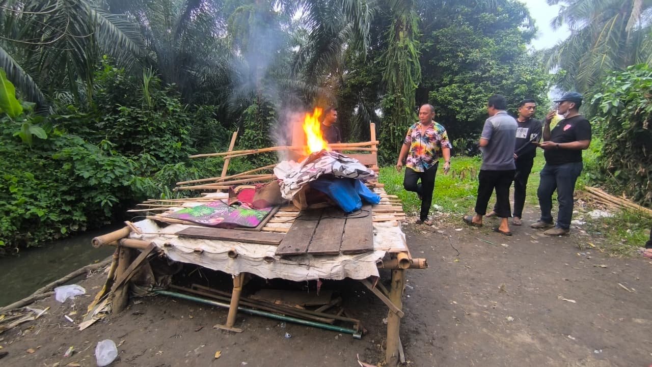 Satres Narkoba Polresta Deli Serdang Bakar Habis Lapak Narkoba di Tanjung Morawa