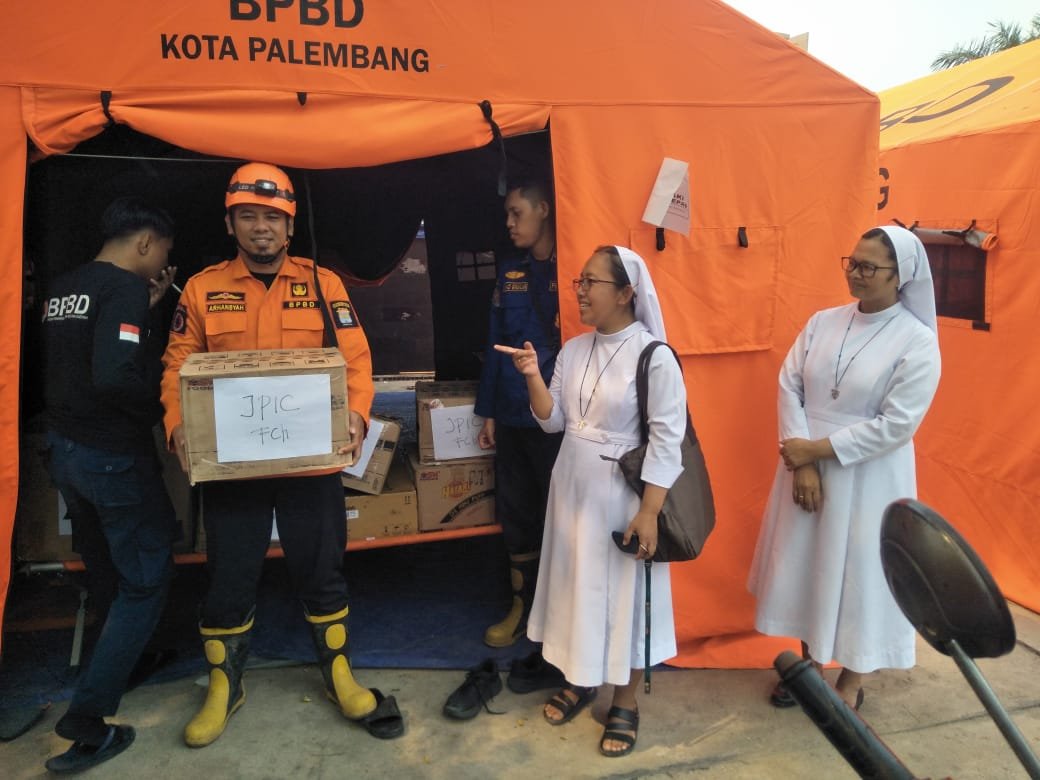 Dukung Penanganan Bencana Asap, JPIC Suster Charitas Salurkan Bantuan Logistik ke BPBD Kota Palembang
