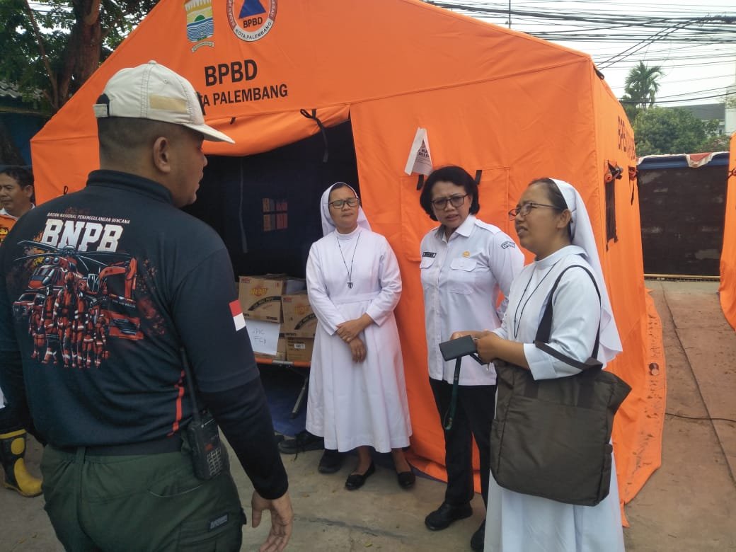 Dukung Penanganan Bencana Asap, JPIC Suster Charitas Salurkan Bantuan Logistik ke BPBD Kota Palembang