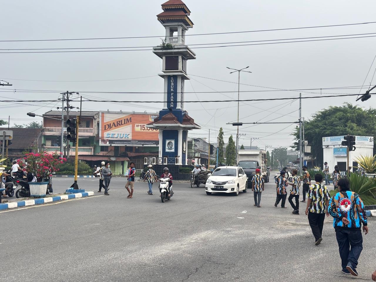 Antisipasi Bencana Kabut Asap, PKN Deli Serdang Bagi Masker Kepada Pengguna Jalan Antisipasi Bencana Kabut Asap, PKN Deli Serdang Bagi Masker Kepada Pengguna Jalan