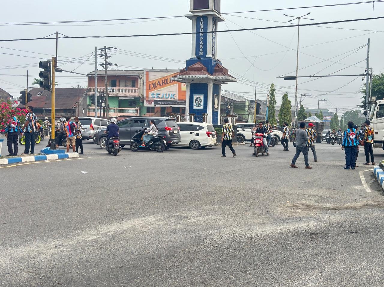 Antisipasi Bencana Kabut Asap, PKN Deli Serdang Bagi Masker Kepada Pengguna Jalan Antisipasi Bencana Kabut Asap, PKN Deli Serdang Bagi Masker Kepada Pengguna Jalan