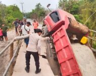 Tak Kuat Tahan Beban, Jembatan Besi di Tanabang Ilir Roboh Dilintasi Dump Truk Muatan Pasir