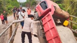 Tak Kuat Tahan Beban, Jembatan Besi di Tanabang Ilir Roboh Dilintasi Dump Truk Muatan Pasir Tak Kuat Tahan Beban, Jembatan Besi di Tanabang Ilir Roboh Dilintasi Dump Truk Muatan Pasir