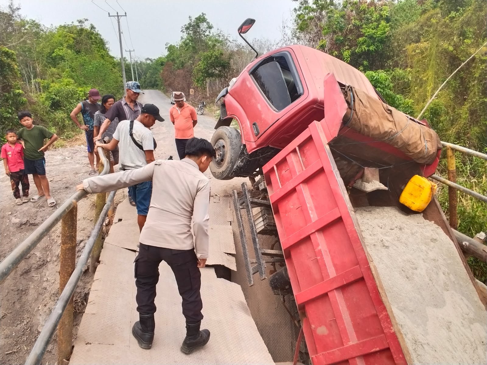 Tak Kuat Tahan Beban, Jembatan Besi di Tanabang Ilir Roboh Dilintasi Dump Truk Muatan Pasir