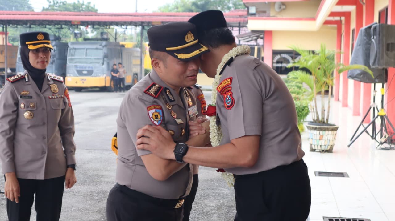 Polresta Deli Serdang Gelar Upacara Farewell Parade Serah Terima Jabatan Kapolresta Deli Serdang Polresta Deli Serdang Gelar Upacara Farewell Parade Serah Terima Jabatan Kapolresta Deli Serdang
