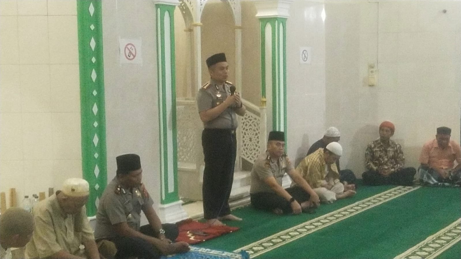 Melalui Shalat Subuh Berjamaah, Kapolresta Deli Serdang Sampaikan Pesan Kamtibmas Dan Dengarkan Aspirasi Masyarakat Melalui Shalat Subuh Berjamaah, Kapolresta Deli Serdang Sampaikan Pesan Kamtibmas Dan Dengarkan Aspirasi Masyarakat