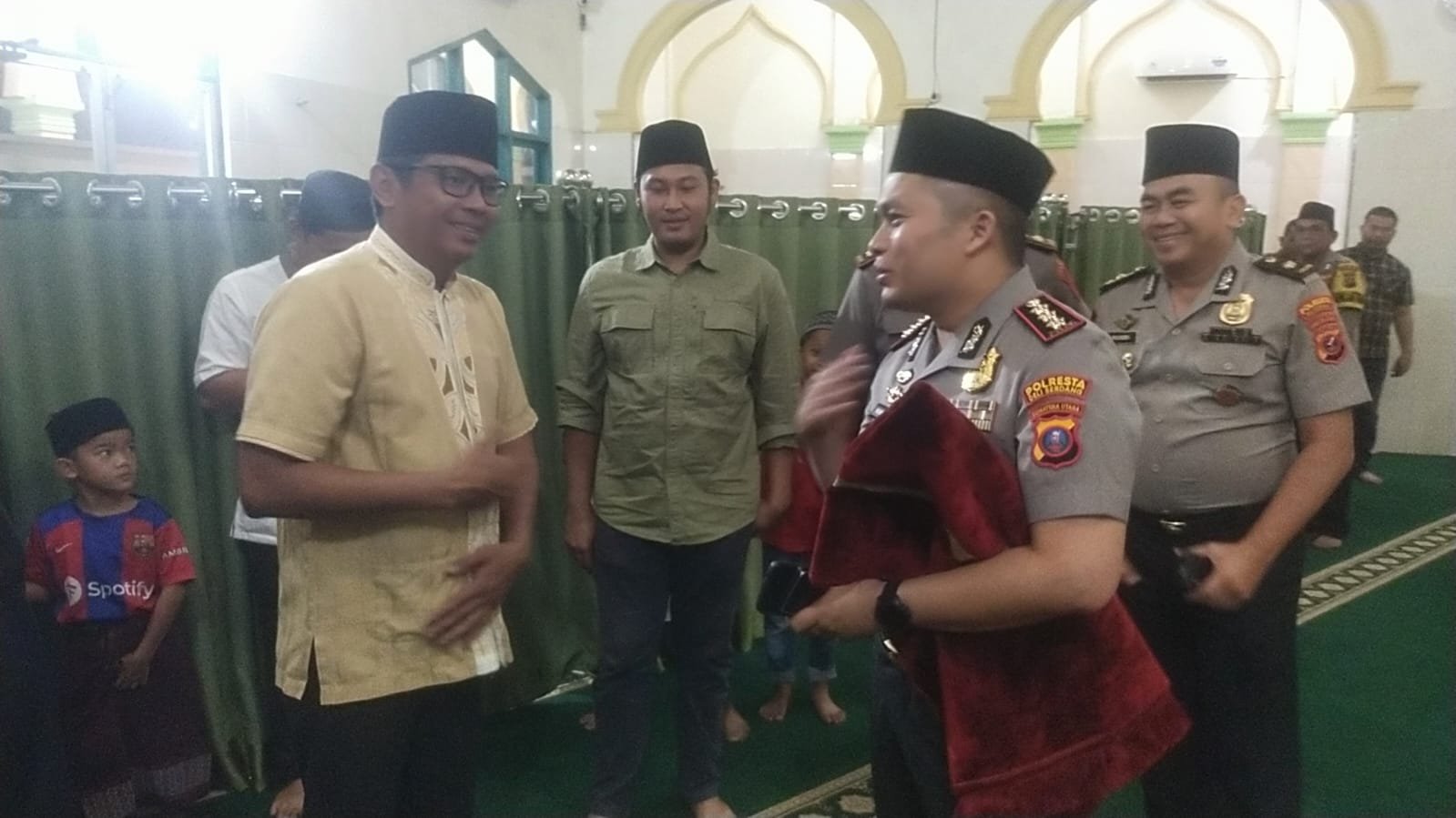 Melalui Shalat Subuh Berjamaah, Kapolresta Deli Serdang Sampaikan Pesan Kamtibmas Dan Dengarkan Aspirasi Masyarakat Melalui Shalat Subuh Berjamaah, Kapolresta Deli Serdang Sampaikan Pesan Kamtibmas Dan Dengarkan Aspirasi Masyarakat
