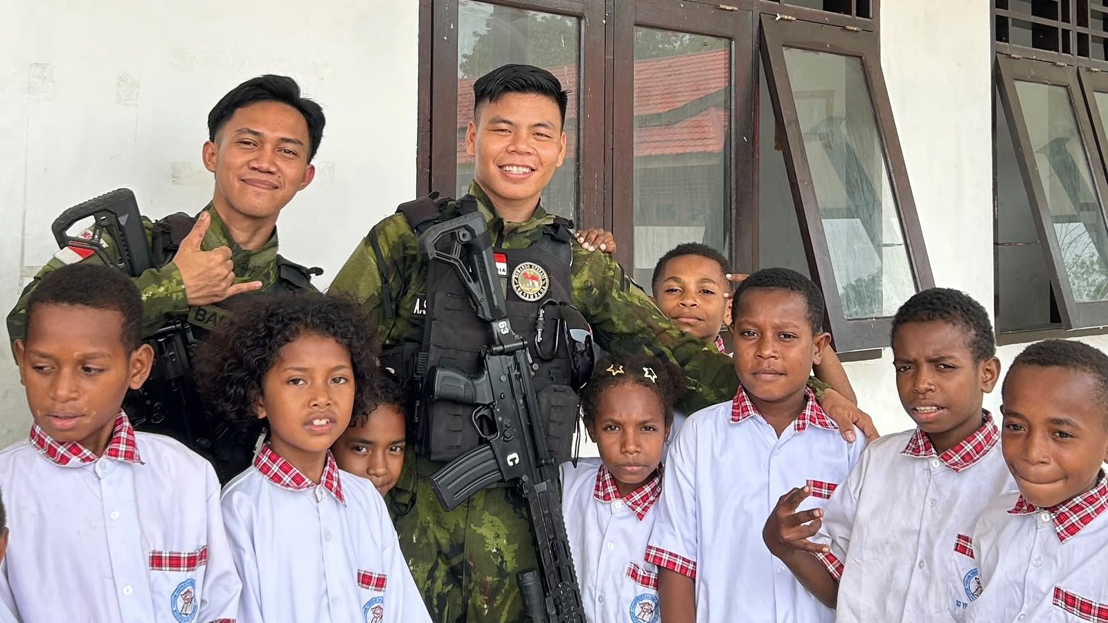Mengajar Dengan Hati Untuk Generasi Penerus Bangsa, Pos Aroba Satgas Yonif 147/KGJ Gelar Giat Goes to School di SD YPPK Santo Andreas Distrik Aroba