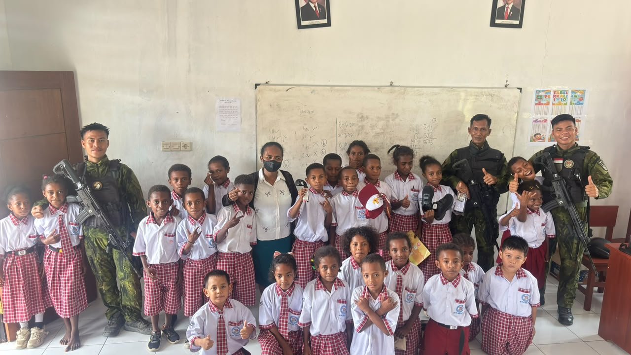 Mengajar Dengan Hati Untuk Generasi Penerus Bangsa, Pos Aroba Satgas Yonif 147/KGJ Gelar Giat Goes to School di SD YPPK Santo Andreas Distrik Aroba