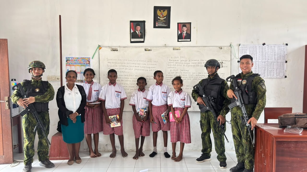 Mengajar Dengan Hati Untuk Generasi Penerus Bangsa, Pos Aroba Satgas Yonif 147/KGJ Gelar Giat Goes to School di SD YPPK Santo Andreas Distrik Aroba