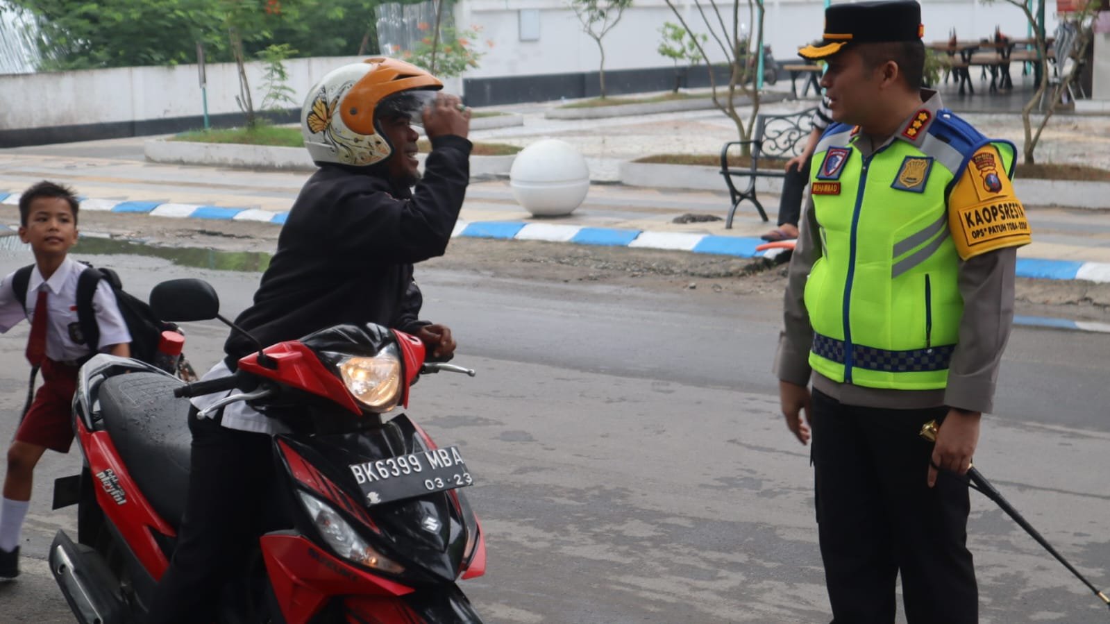 Kapolresta Deli Serdang Atur Lalu Lintas Ditengah Masyarakat Kapolresta Deli Serdang Atur Lalu Lintas Ditengah Masyarakat