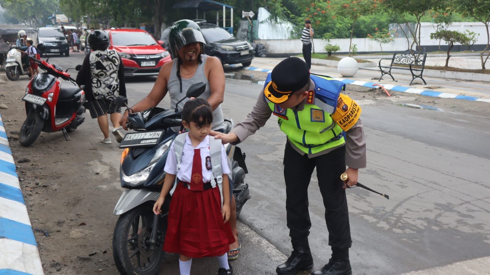 Kapolresta Deli Serdang Atur Lalu Lintas Ditengah Masyarakat Kapolresta Deli Serdang Atur Lalu Lintas Ditengah Masyarakat