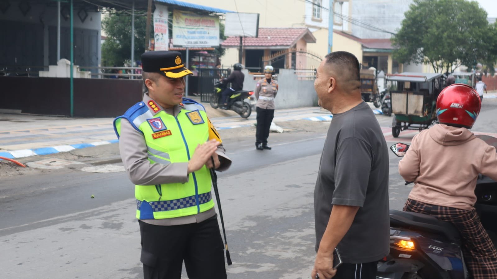 Kapolresta Deli Serdang Atur Lalu Lintas Ditengah Masyarakat Kapolresta Deli Serdang Atur Lalu Lintas Ditengah Masyarakat
