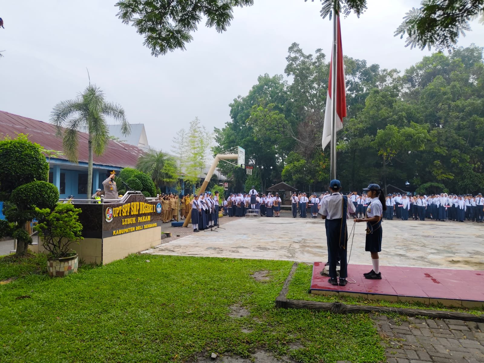 Wakapolresta Deli Serdang Jadi Irup di SMPN 1 Lubuk Pakam, Sampaikan Pesan Anti Bullying dan Tertib Berlalu Lintas Wakapolresta Deli Serdang Jadi Irup di SMPN 1 Lubuk Pakam, Sampaikan Pesan Anti Bullying dan Tertib Berlalu Lintas