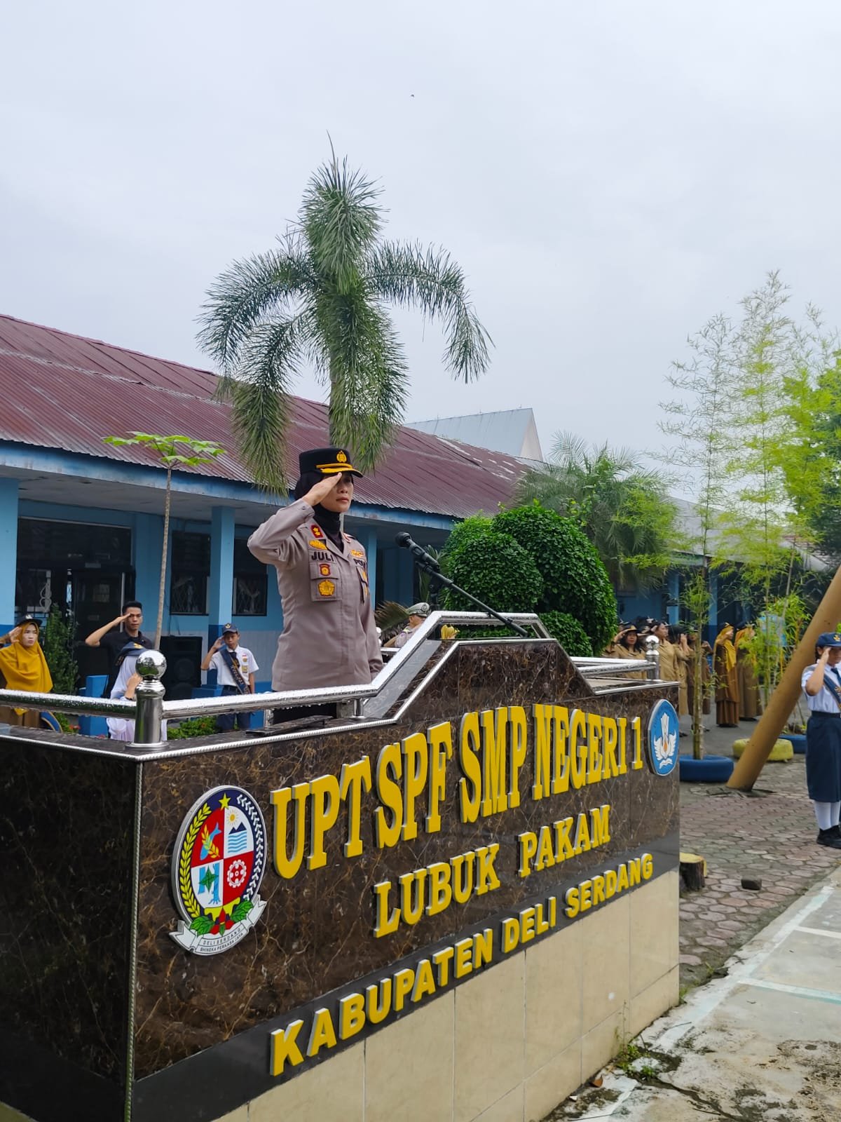 Wakapolresta Deli Serdang Jadi Irup di SMPN 1 Lubuk Pakam, Sampaikan Pesan Anti Bullying dan Tertib Berlalu Lintas Wakapolresta Deli Serdang Jadi Irup di SMPN 1 Lubuk Pakam, Sampaikan Pesan Anti Bullying dan Tertib Berlalu Lintas