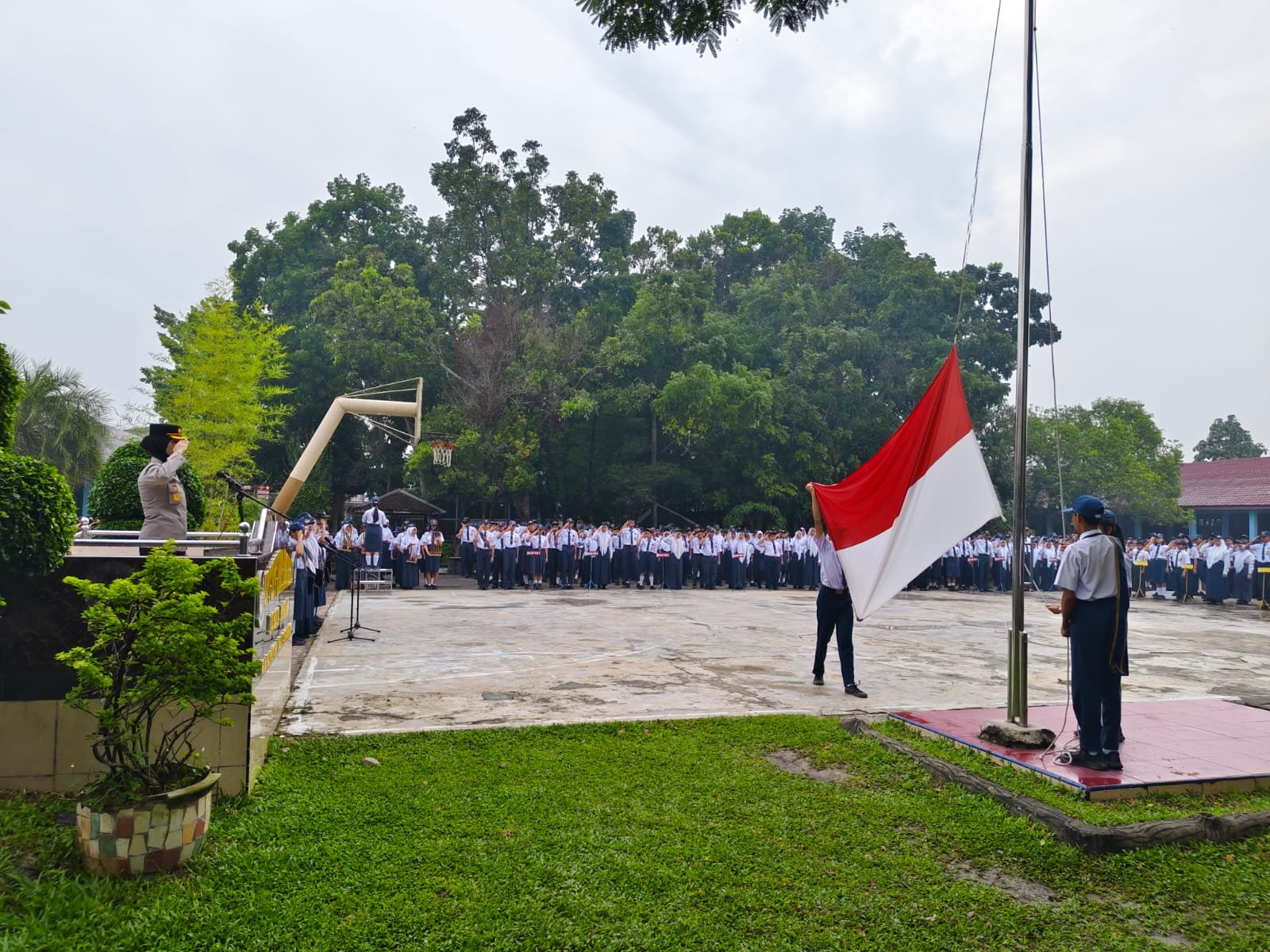Wakapolresta Deli Serdang Jadi Irup di SMPN 1 Lubuk Pakam, Sampaikan Pesan Anti Bullying dan Tertib Berlalu Lintas Wakapolresta Deli Serdang Jadi Irup di SMPN 1 Lubuk Pakam, Sampaikan Pesan Anti Bullying dan Tertib Berlalu Lintas