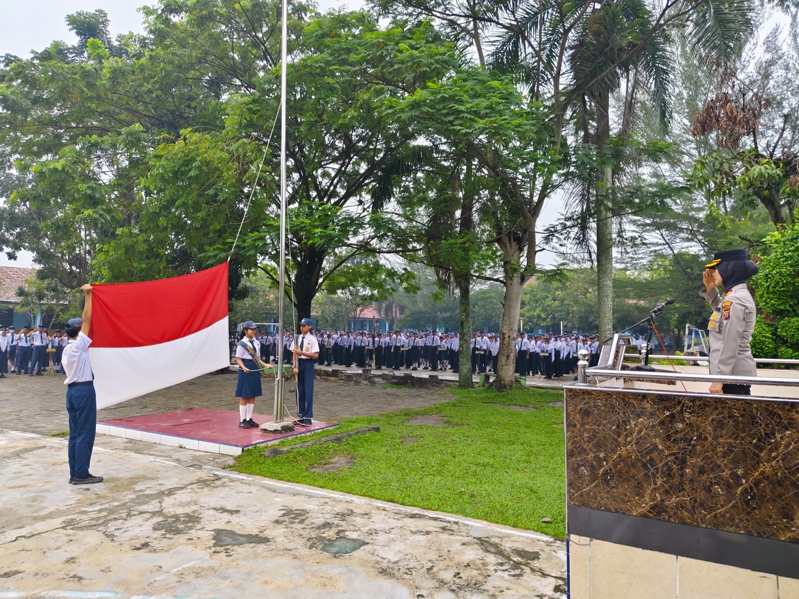 Wakapolresta Deli Serdang Jadi Irup di SMPN 1 Lubuk Pakam, Sampaikan Pesan Anti Bullying dan Tertib Berlalu Lintas Wakapolresta Deli Serdang Jadi Irup di SMPN 1 Lubuk Pakam, Sampaikan Pesan Anti Bullying dan Tertib Berlalu Lintas
