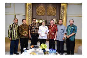 Ketua DPRD SUMSEL Hj. Anita menerima Audiensi Uskup Agung Palembang Mgr. Harun Yuwono bersama Pengurus PESPARANI SUMSEL Ketua DPRD SUMSEL Hj. Anita menerima Audiensi Uskup Agung Palembang Mgr. Harun Yuwono bersama Pengurus PESPARANI SUMSEL
