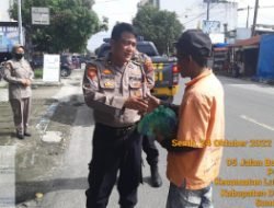 Sat Samapta Polresta Deli Serdang Bagikan Bansos Kepada Masyarakat