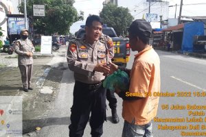 Sat Samapta Polresta Deli Serdang Bagikan Bansos Kepada Masyarakat Sat Samapta Polresta Deli Serdang Bagikan Bansos Kepada Masyarakat