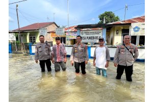 Kapolresta Deli Serdang Cek Posko Dan Bagi Sembako Di Lokasi Banjir Kapolresta Deli Serdang Cek Posko Dan Bagi Sembako Di Lokasi Banjir