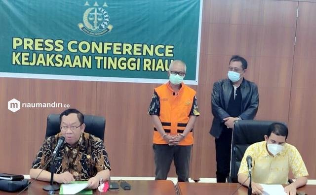 Buron 18 Tahun, Terpidana Korupsi di Riau Jadi Dosen di Palembang Senin, 15 November 2021 - 12:00 WIB Buron 18 Tahun, Terpidana Korupsi di Riau Jadi Dosen di Palembang Senin, 15 November 2021 - 12:00 WIB