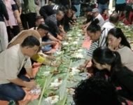 Ratusan Warga Karang Dapo Hadang Mobil Devi Ajak Makan Jagung Bakar dan Makan bersama Serta Riang Gembira