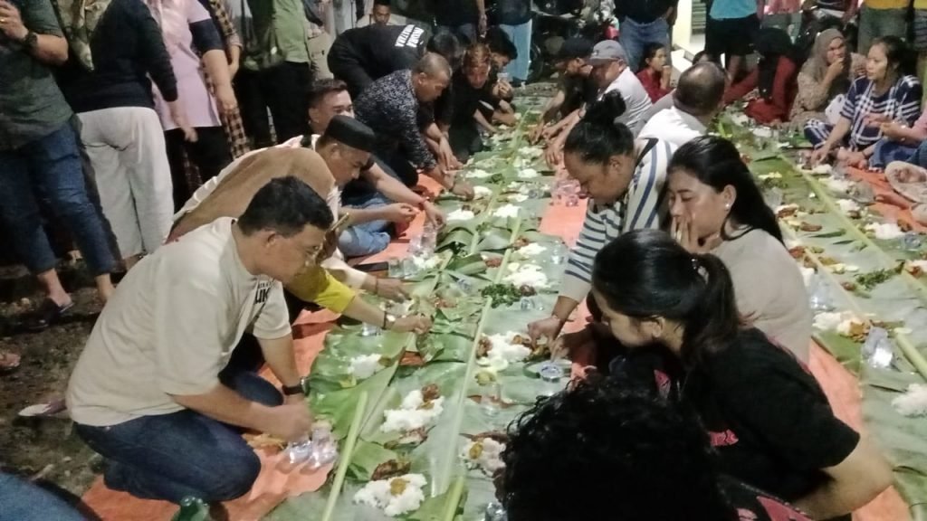 Ratusan Warga Karang Dapo Hadang Mobil Devi Ajak Makan Jagung Bakar dan Makan bersama Serta Riang Gembira Ratusan Warga Karang Dapo Hadang Mobil Devi Ajak Makan Jagung Bakar dan Makan bersama Serta Riang Gembira