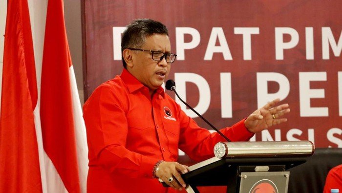 Kelakar Hasto PDIP: Jokowi Lebih Dekat dengan Adian daripada Ganjar