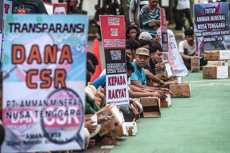 Aksi Mengemis Massal di DPR Tuntut Konflik Tambang Diselesaikan Aksi Mengemis Massal di DPR Tuntut Konflik Tambang Diselesaikan