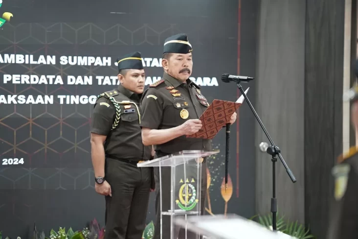 Jaksa Agung Tunjuk 13 Direktur dan 4 Kepala Pusat Baru Jaksa Agung Tunjuk 13 Direktur dan 4 Kepala Pusat Baru