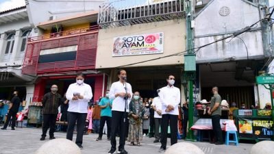 Presiden Susuri Jalan Malioboro Saksikan Pemberian Bantuan Tunai Bagi PKL dan Warung