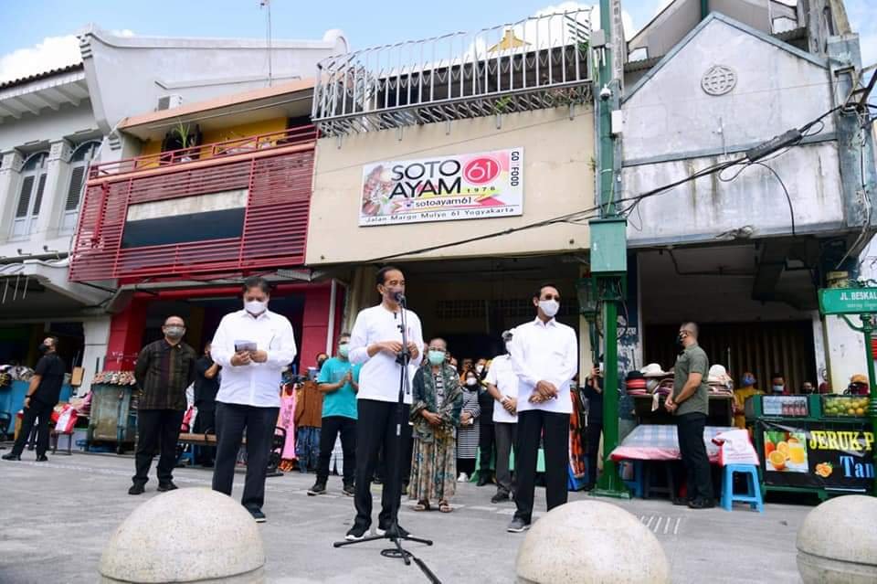 Presiden Susuri Jalan Malioboro Saksikan Pemberian Bantuan Tunai Bagi PKL dan Warung