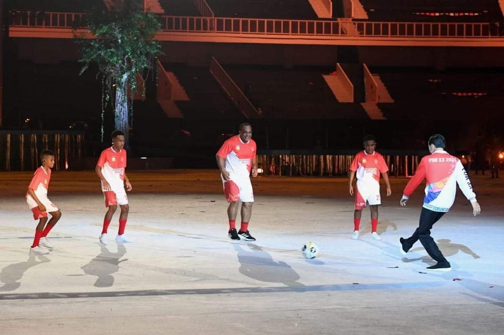 Aksi Presiden Main Bola Warnai Pembukaan PON XX Papua Aksi Presiden Main Bola Warnai Pembukaan PON XX Papua