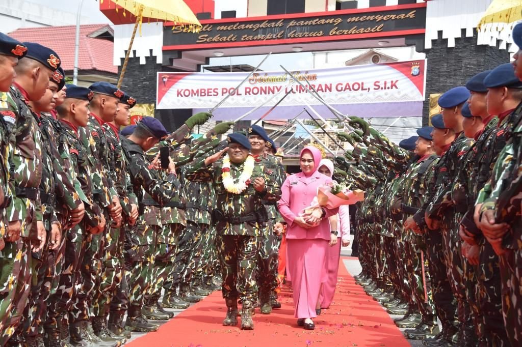 Tradisi Pedang Pora Dansat Brimob Polda Riau Tradisi Pedang Pora Dansat Brimob Polda Riau