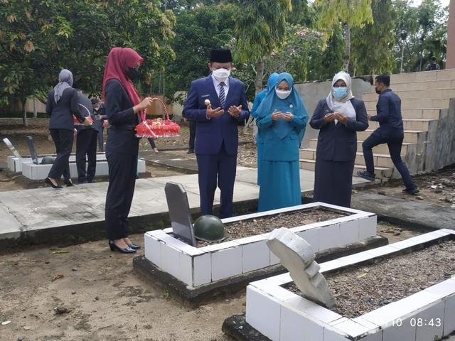 Bupati OKU Timur, H. Lanosin, S.T. Upacara dan Ziarah di Taman Makam Pahlawan Juray Komering Sakti, Kotabaru, Martapura Rabu 10 November 2021.
