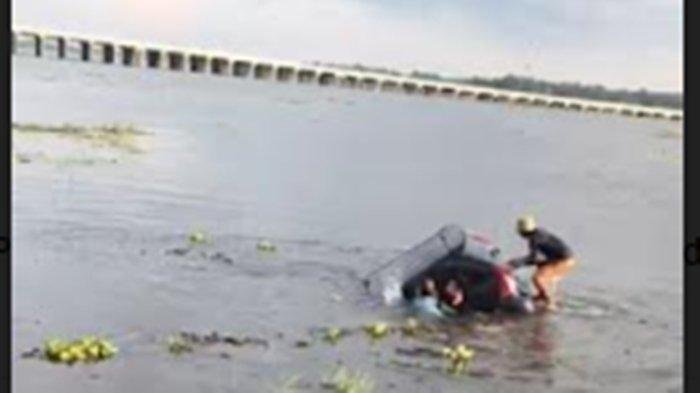 Mobil Minibus Nyemplung di Tanjung Senai, Ogan Ilir, Saksi Mata Ungkap Kronologi Kejadian