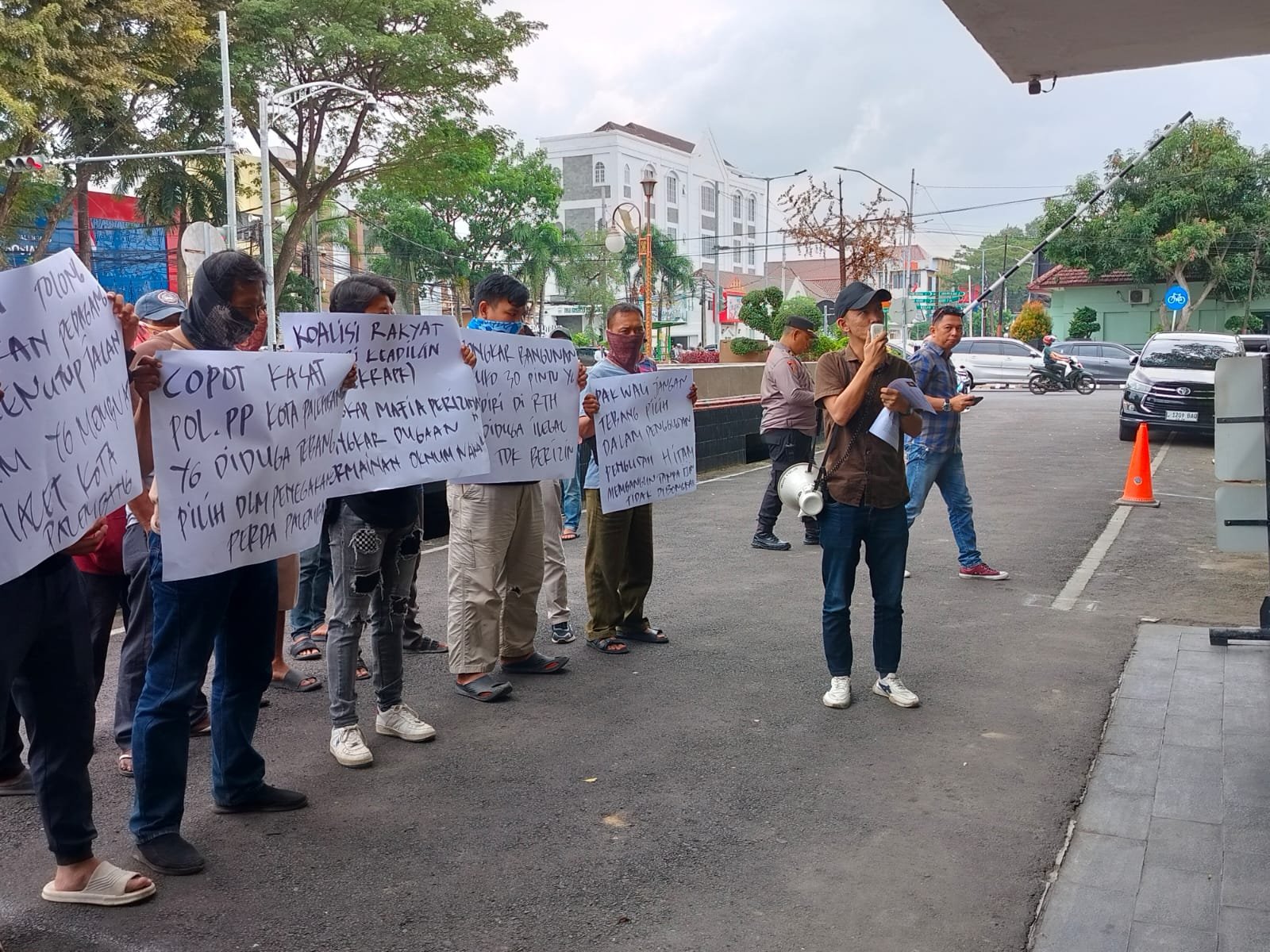 Tak Konsisten Tertibkan Bangunan, KRPK Desak Wali Kota Palembang Copot Kasatpol PP Tak Konsisten Tertibkan Bangunan, KRPK Desak Wali Kota Palembang Copot Kasatpol PP