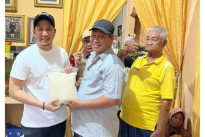 Sampaikan Salam Prabowo! Ketua DPC Gerindra Alfaro Berbagi Sembako, Warga Antusias Sampaikan Salam Prabowo! Ketua DPC Gerindra Alfaro Berbagi Sembako, Warga Antusias