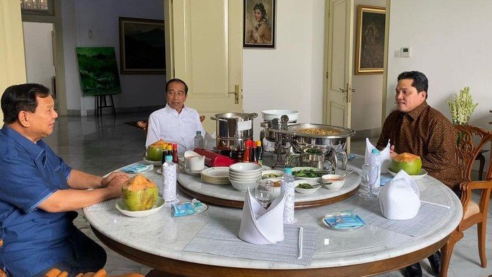 Presiden Jokowi Yang Duduk di Tengah Memakai Kemeja Putih. Sementara itu, Prabowo Yang Mengenakan Kemeja Biru Lengan Pendek Duduk Berhadapan Erick Thohir. Presiden Jokowi Yang Duduk di Tengah Memakai Kemeja Putih. Sementara itu, Prabowo Yang Mengenakan Kemeja Biru Lengan Pendek Duduk Berhadapan Erick Thohir.