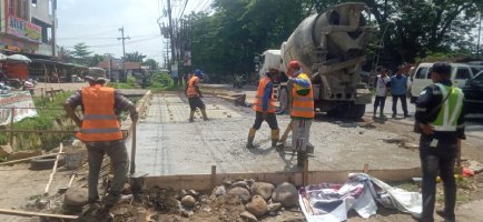 Dengan Partisipasi Warga Pengerjaan Lahan Parkir TPU Sei Selayur