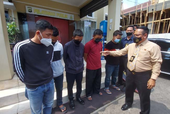 Polda Sumsel Ungkap dan Tangkap 5 Oknum Satgas PPKM Covid-19 Saat Pungli di Pintul Tol Keramasan, Oknum Merupakan Pegawai Honorer Di Kabupaten Ogan Ilir