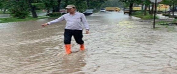 Walikota Palembang H Harnojoyo Langsung Turun Tangan, Telah Terjadi Banjir di Depan POM Bensin Poligon
